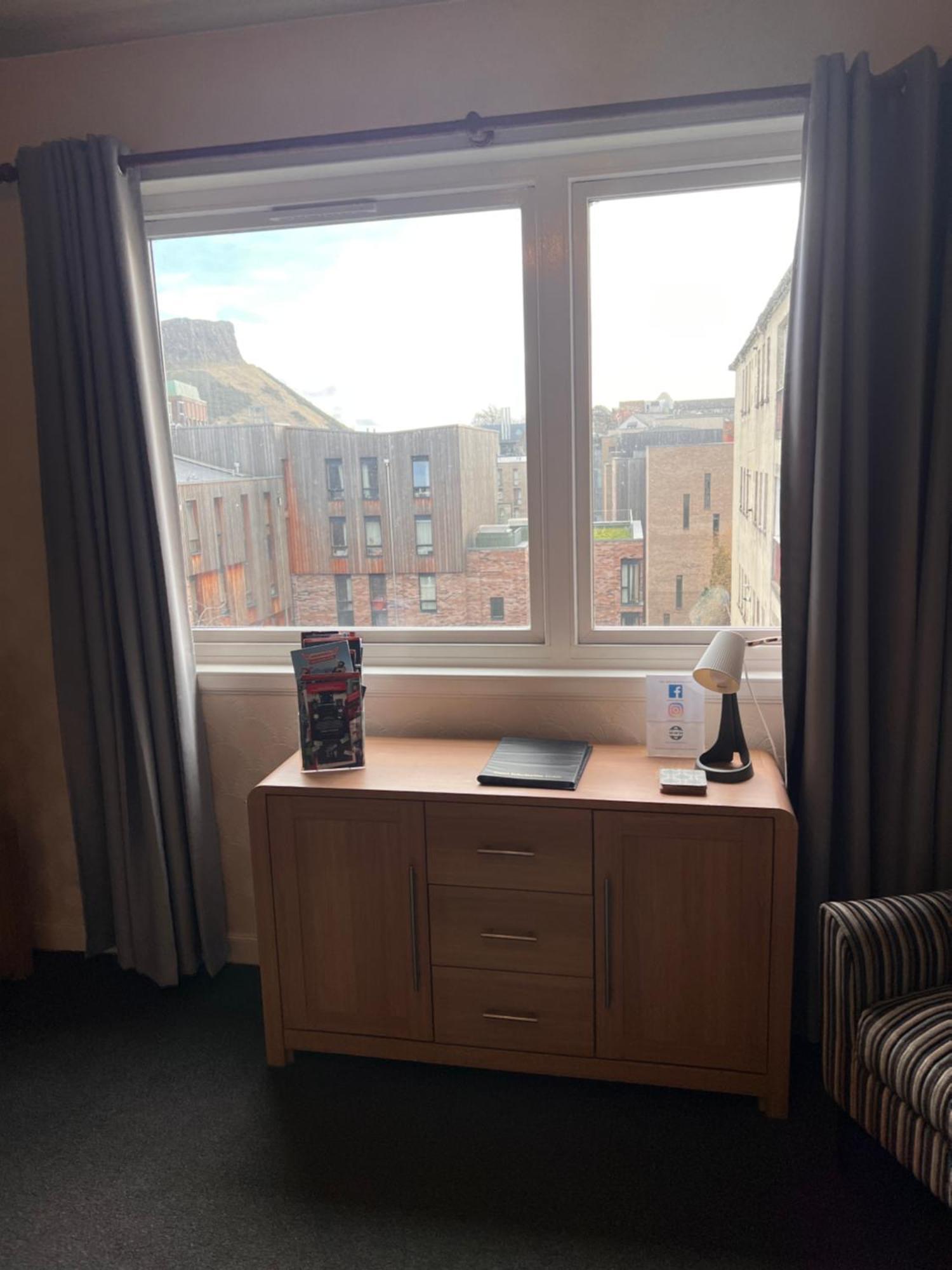 Crags View Apartment On The Royal Mile Edinburgh Bagian luar foto